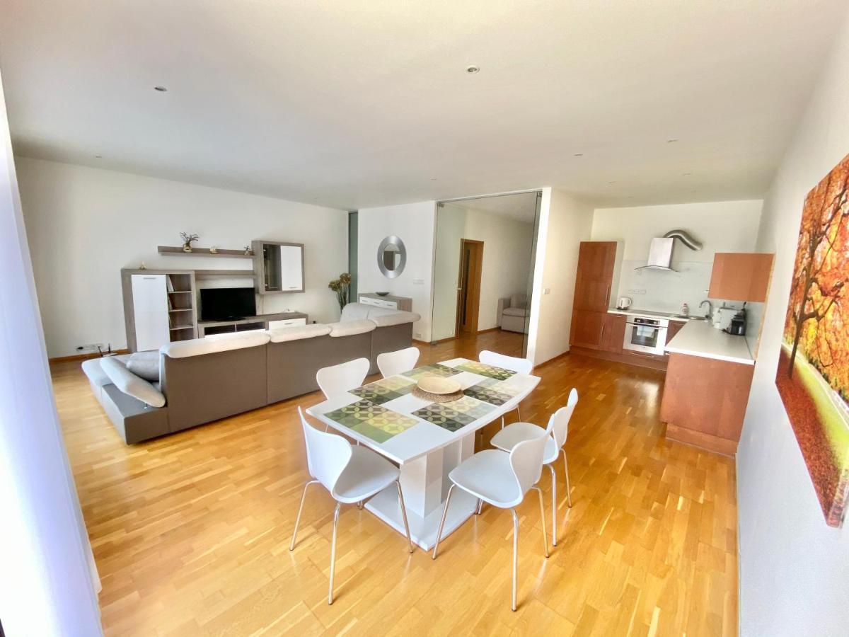 Apartment Korunni Dvur, 2 Free Parkings Прага Экстерьер фото